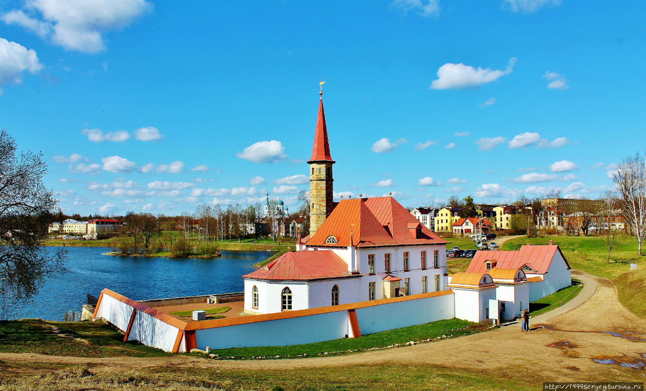 Приоратский замок в Гатчине фото