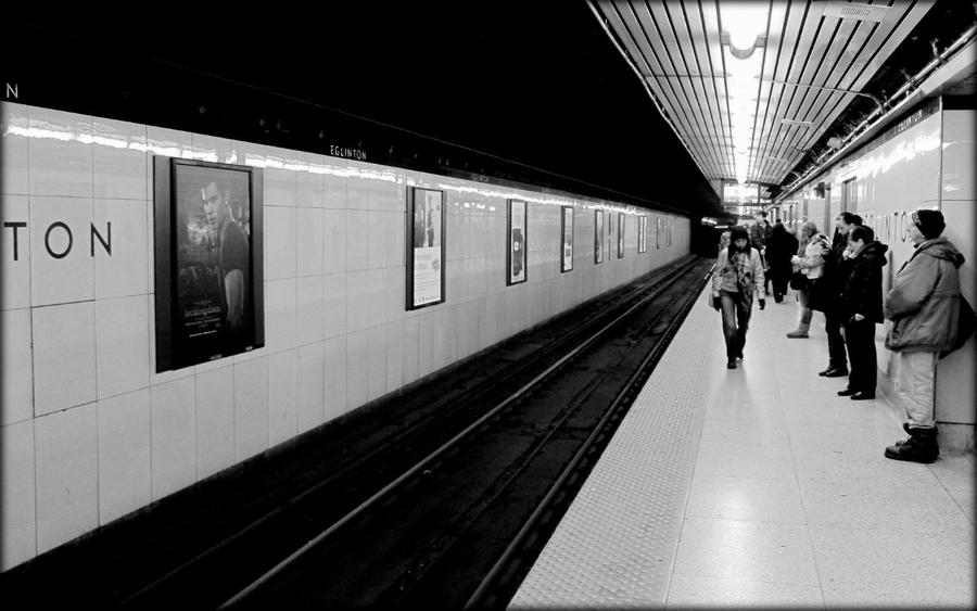 В метро Торонто, Канада