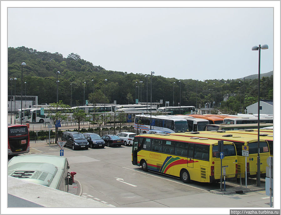 Автобусы везут людей до метро Остров Лантау, Гонконг