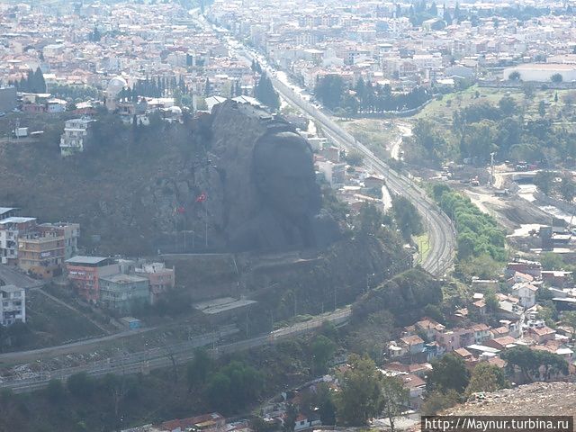 Если внимательно приглядеться, то на самом повороте дороги на скале выбит барельеф головы Кемаля. Измир, Турция