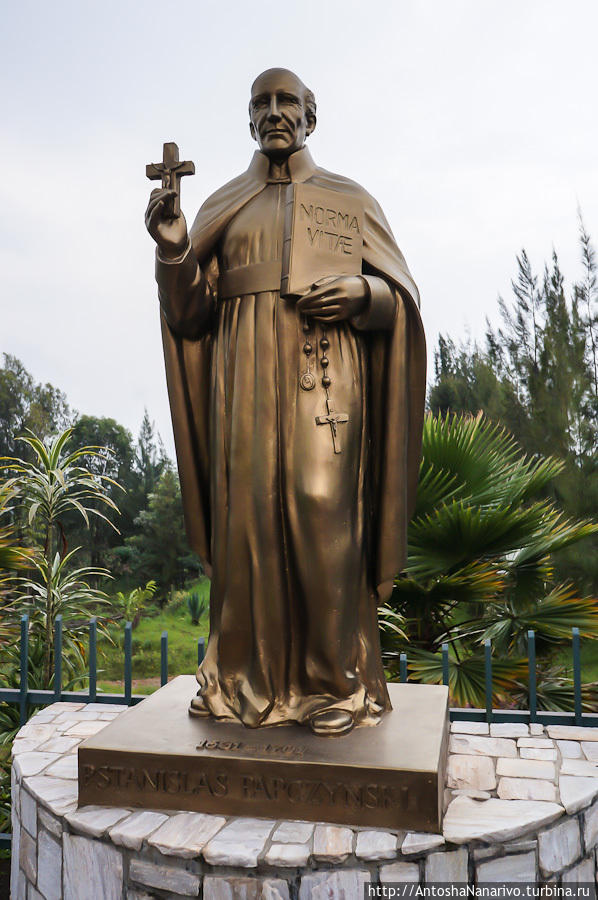 Памятник известному польскому католическому деятелю Станисласу Папчинскому. Кибехо, Руанда
