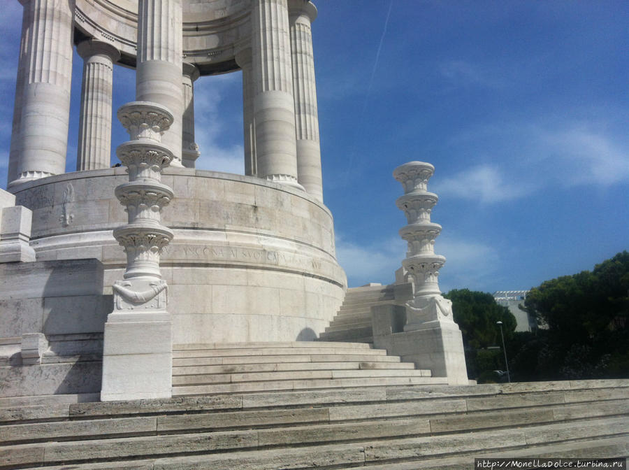 Монумент павшим в первой мировой войне (2014) Анкона, Италия