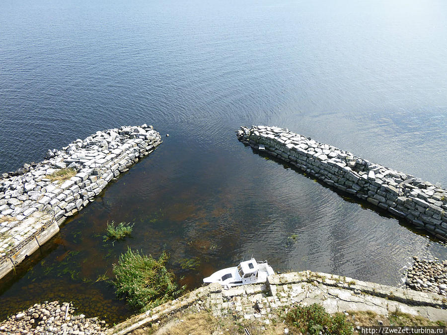 Гавань на острове Сухо, куда могут зайти некоторые маломерные суда Остров Сухо, Россия