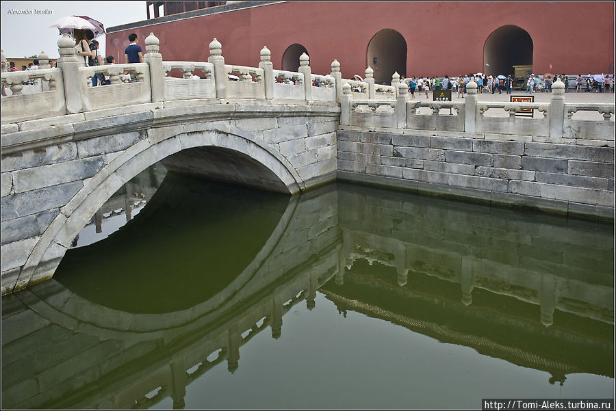 Гугун (Запретный город) в три раза больше Кремля (почти километр в длину и 750 м в ширину), он насчитывает 9999 помещений. Дворцовый комплекс отгорожен от города 10-метровой стеной и рвом с водой, шириной 50 метров. Внутри комплекса также прорыт канал в форме лука. Вода в этом канале зеленого цвета...
* Пекин, Китай