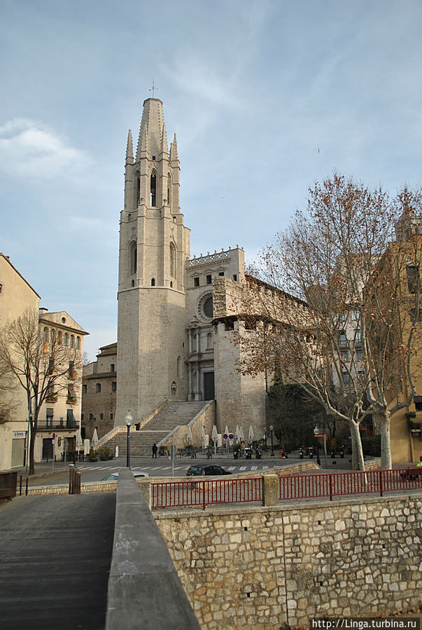 Позднеготический собор Сант-Фелиу так и остался с незавершенной башней... Каталония, Испания