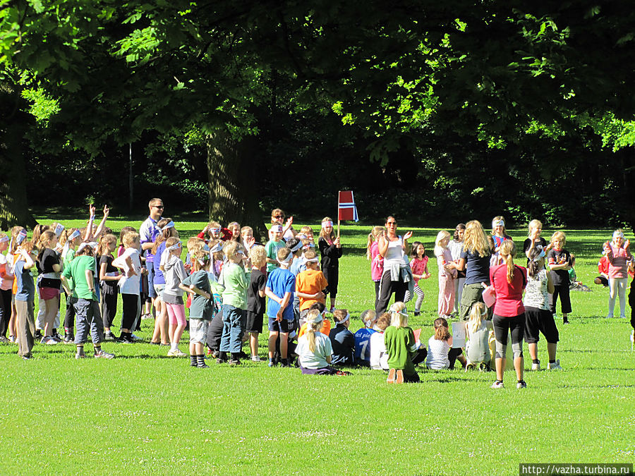 отмечяют день рождения,и всем весело отмечяют день рождения,и всем весело