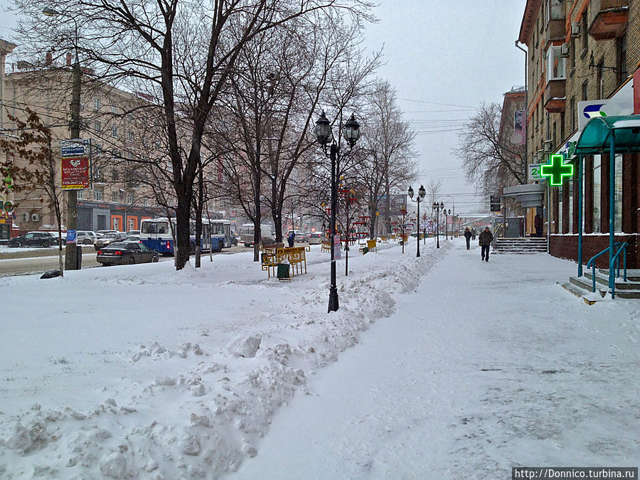 утром в районе метро Октябрьское поле, морозно и свежо. Бесконечные аптеки горят яркими огнями напоминая о необходимости бороться с гриппом или простудой Москва, Россия