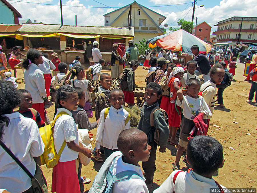 Младшая школа маленького городка. Конец учебного дня Амбатулампи, Мадагаскар