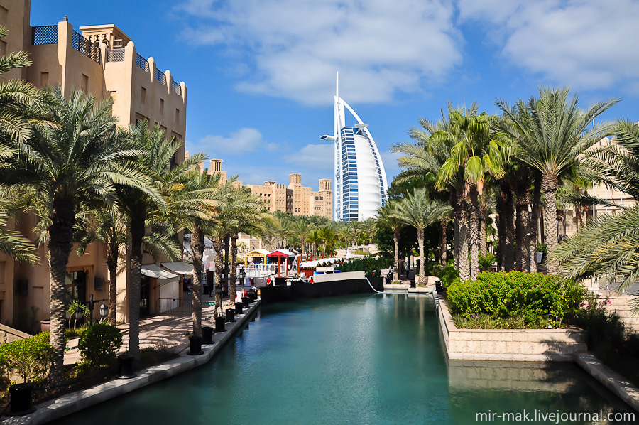Располагается он в пешей доступности от самого известного отеля в Дубае «Бурж Аль Араб» или «Паруса», и, соответственно, недалеко от муниципального пляжа, расположенного возле этого отеля. Дубай, ОАЭ