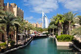 Располагается он в пешей доступности от самого известного отеля в Дубае «Бурж Аль Араб» или «Паруса», и, соответственно, недалеко от муниципального пляжа, расположенного возле этого отеля.
