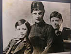 Уинстон Черчилль со своим младшим братом Джеком и матерью