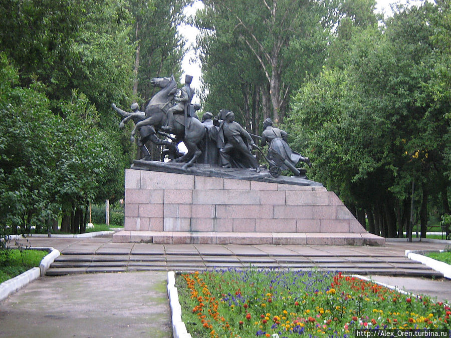 Памятник Чапаеву в Самаре был установлен в 1932 году перед зданием Драмтеатра. turbina.ru/q/photo/1/1907868/
Изготавливали его в Ленинграде. Киров, увидев памятник, решил, что нужно повторить его для Ленинграда. Скульптор Манизер изготовил авторскую копию в 1933 году. А с 1942 она находится перед зданием Военной Академии связи им. Будённого. Памятник Чапаеву в Самаре был установлен в 1932 году перед зданием Драмтеатра. turbina.ru/q/photo/1/1907868/
Изготавливали его в Ленинграде. Киров, увидев памятник, решил, что нужно повторить его для Ленинграда. Скульптор Манизер изготовил авторскую копию в 1933 году. А с 1942 она находится перед зданием Военной Академии связи им. Будённого.