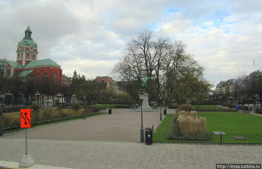Kungsträdgården между остановкой № 1 Royal Palace и остановкой № 2 Grand Hotel. Стокгольм, Швеция Kungsträdgården между остановкой № 1 Royal Palace и остановкой № 2 Grand Hotel. Стокгольм, Швеция