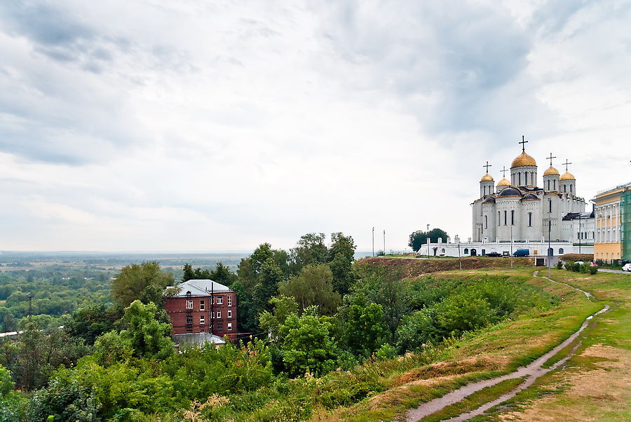 Успенский собор не такой изящный, как Дмитриевский. Зато вызывает ассоциации с картинами фольклорных художников и мультфильмов про Древнюю Русь и богатырей. Успенский собор не такой изящный, как Дмитриевский. Зато вызывает ассоциации с картинами фольклорных художников и мультфильмов про Древнюю Русь и богатырей.