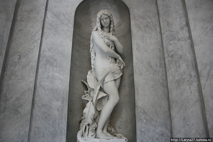 Скульптура Евы в пантеоне. Автор Д.В. Вилла. Генуя, Италия