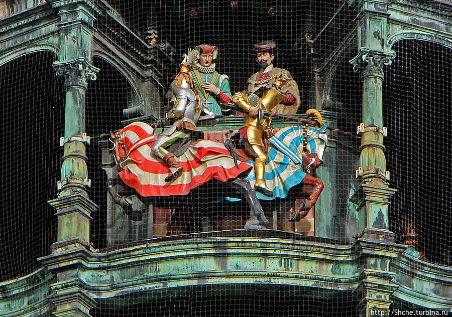 Самое известное представление в Мюнхене — куклы на Ратуше Мюнхен, Германия