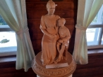 Скульптура: Феликс Дзержинский с матерью