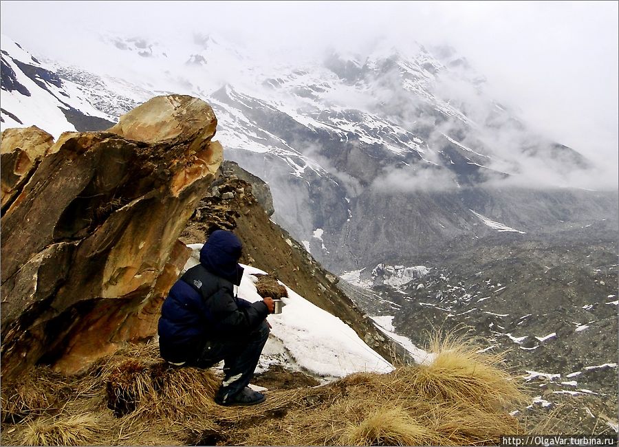 Там, внизу, лежал древний чернеющий ледник, пропахавший широкую траншею Национальный парк Аннапурны, Непал