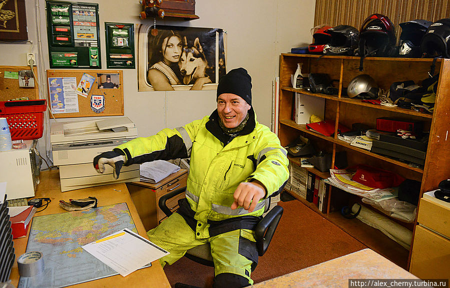 Юрий показывает как фины ездят на снегоходах со скоростью 80км в час на расстояния 200 км Мессиля, Финляндия