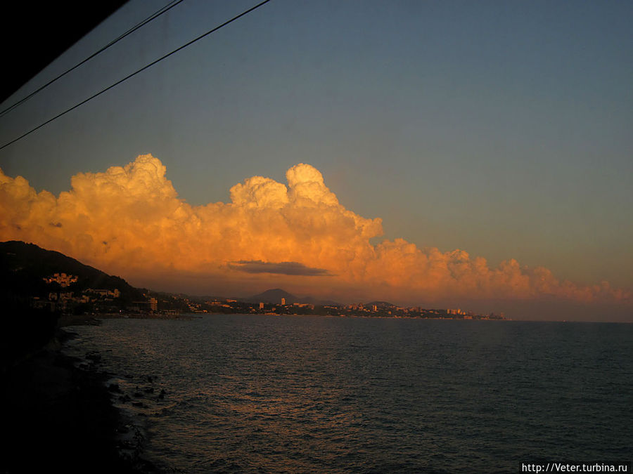Впереди, в лучах заходящего Солнца, показался самый знаменитый город Краснодарского края – Сочи. Впереди, в лучах заходящего Солнца, показался самый знаменитый город Краснодарского края – Сочи.