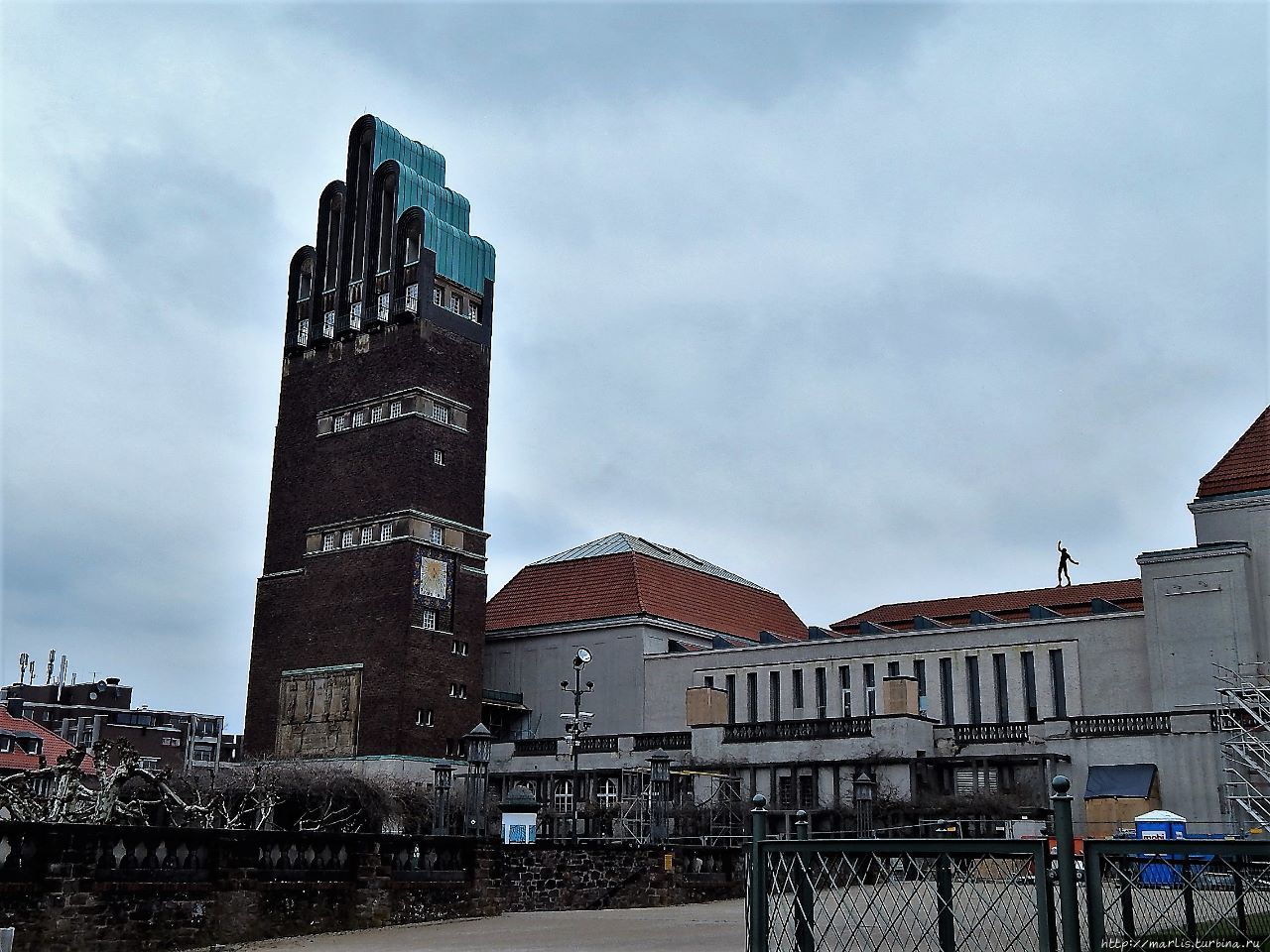 Последняя работа Ольбриха в Дармштадте — Выставочный зал и Свадебная башня (1907–1908). Крыша башни имеет форму руки, десница Божия, охраняющая Дармштадт Дармштадт, Германия