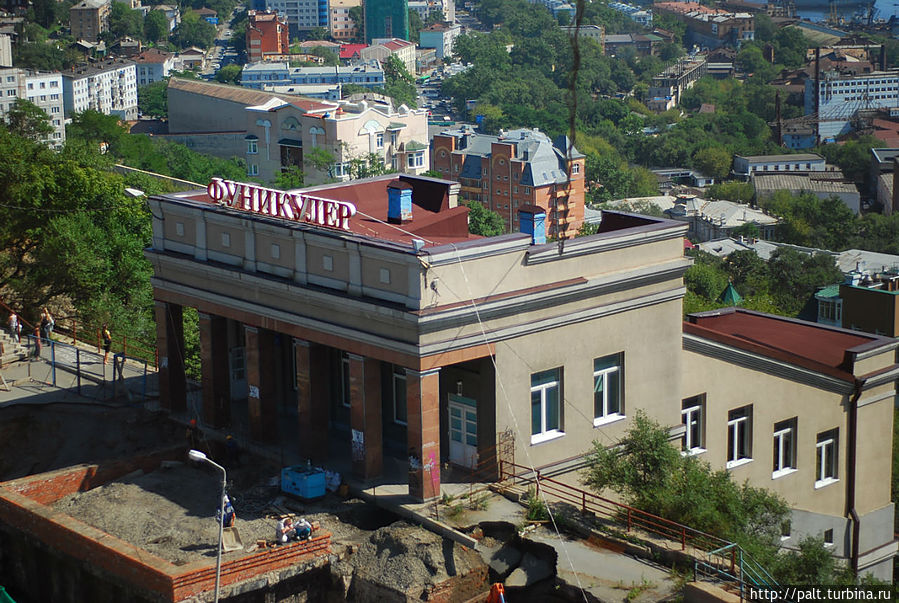 Фуникулер на склоне Орлиной сопки появился в 1962 году с подачи тогдашнего правителя СССР Никиты Хрущева. Превратить Владивосток в Сан-Франциско — это было утопией, но фуникулер эта утопия помогла создать. Фуникулер на склоне Орлиной сопки появился в 1962 году с подачи тогдашнего правителя СССР Никиты Хрущева. Превратить Владивосток в Сан-Франциско — это было утопией, но фуникулер эта утопия помогла создать.