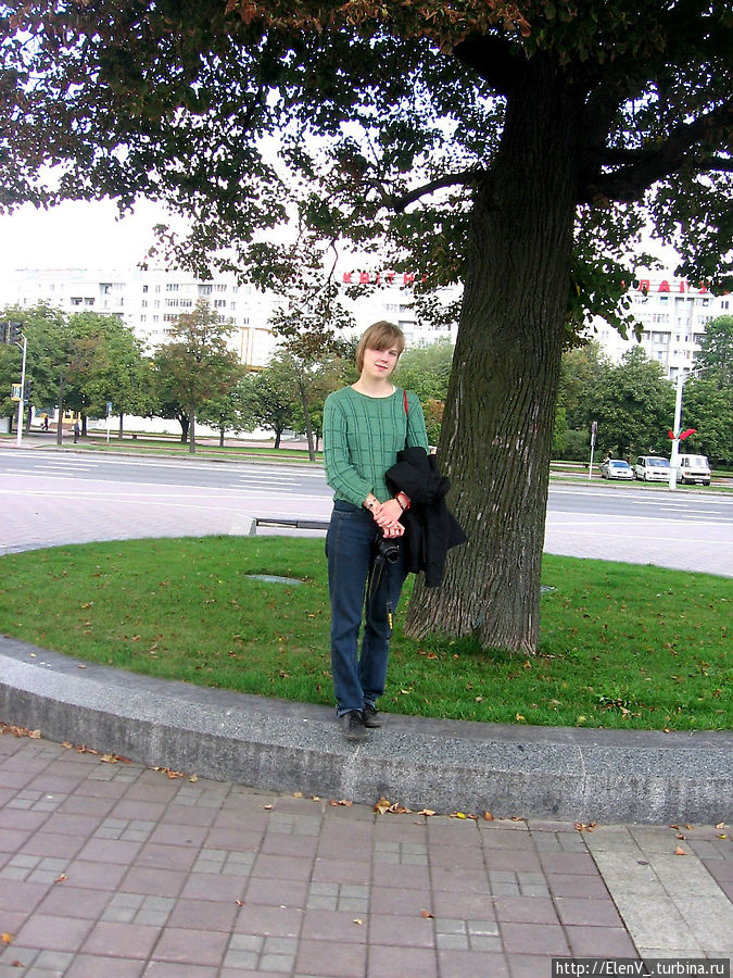 Лиза под деревом напротив входа в библиотеку. Минск, Беларусь