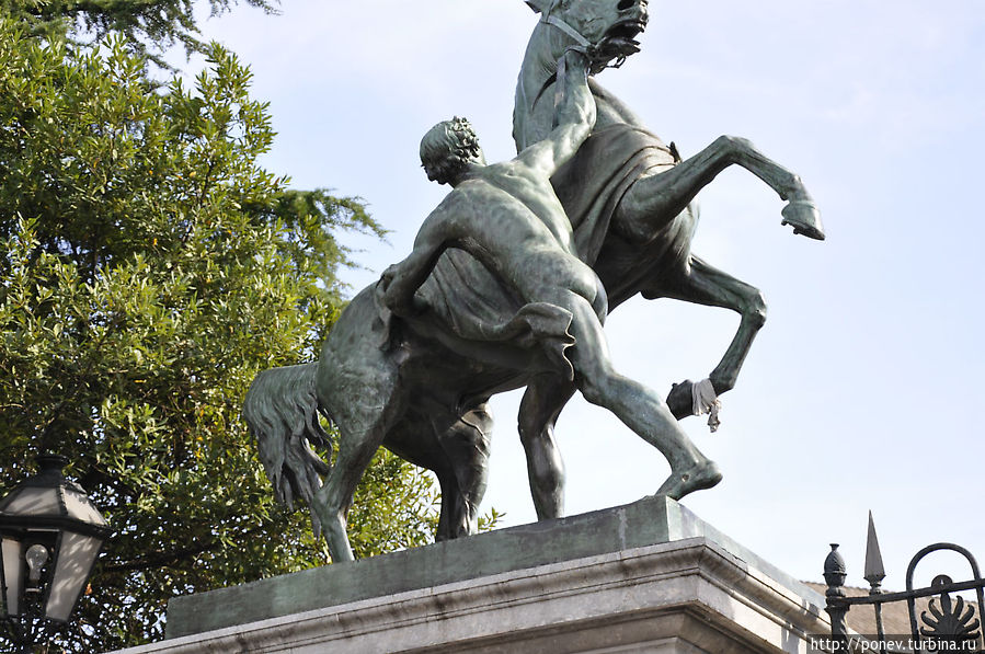 Конная статуя с Аничкова моста Неаполь, Италия Конная статуя с Аничкова моста Неаполь, Италия