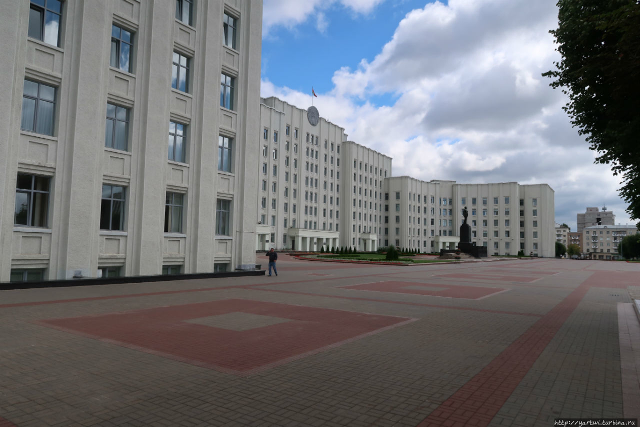 А можно продолжить свой путь по Первомайской улице в сторону железнодорожного вокзала и посетить площадь Ленина, Могилев, Беларусь