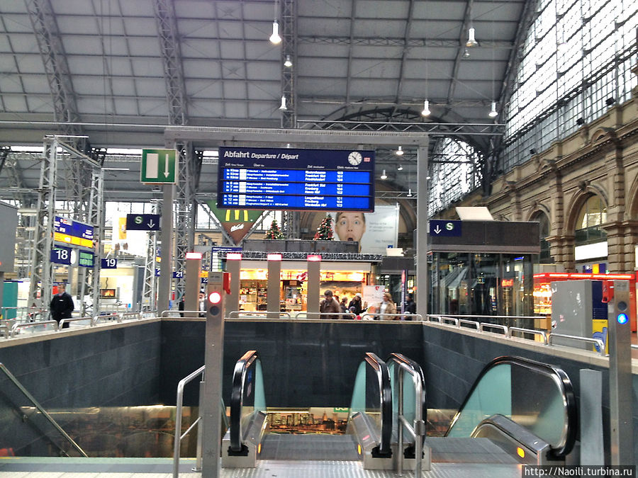 Центральный ж-д вокзал, табло отправления ближайших поездов Франкфурт-на-Майне, Германия