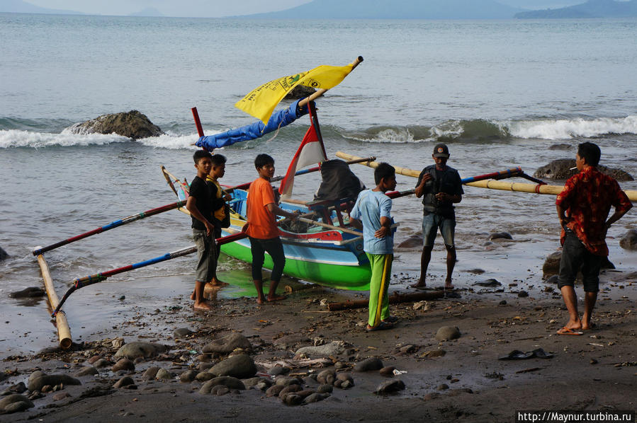 Утро.  На   этой   лодке   в   сопровождении   мальчика —  гида  нам   предстоит   плыть    в   сторону   Кракатау. Палембанг, Индонезия