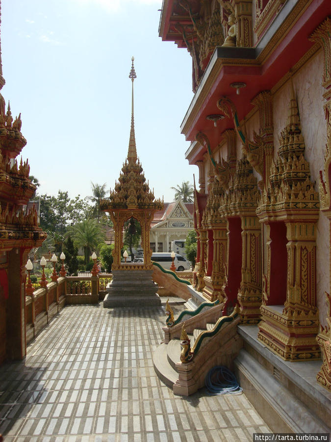 В храмовом комплексе Ват Чалонг — старейшем на Пхукете Пхукет, Таиланд