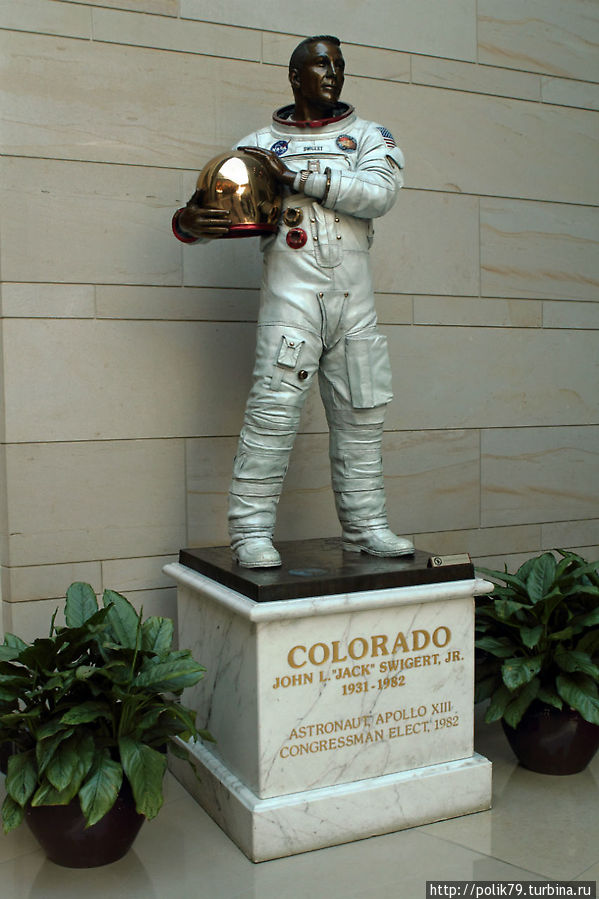 Джон Леонард Суайгерт — астронавт корабля Аполлон-13, единственного из кораблей, летевших на Луну, вернувшегося из-за неполадок. Был избран в Конгресс США, но, не успев приступить к обязанностям конгрессмена, скончался. Вашингтон, CША
