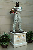 Джон Леонард Суайгерт — астронавт корабля Аполлон-13, единственного из кораблей, летевших на Луну, вернувшегося из-за неполадок. Был избран в Конгресс США, но, не успев приступить к обязанностям конгрессмена, скончался.