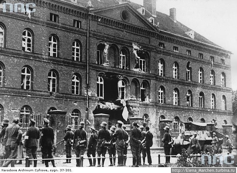Немецкие солдаты смотрят на разрушенное здание Польской почты.