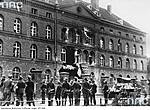 Немецкие солдаты смотрят на разрушенное здание Польской почты.