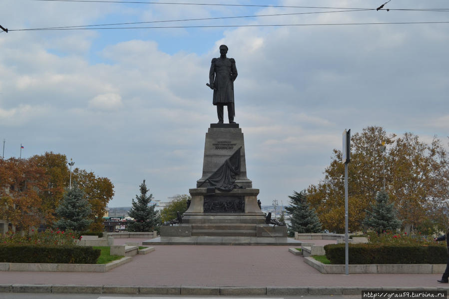 Современный памятник Нахимову