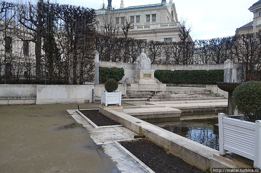 Памятник Елизавете Баварской (Сисси). Памятник Елизавете Баварской (Сисси).