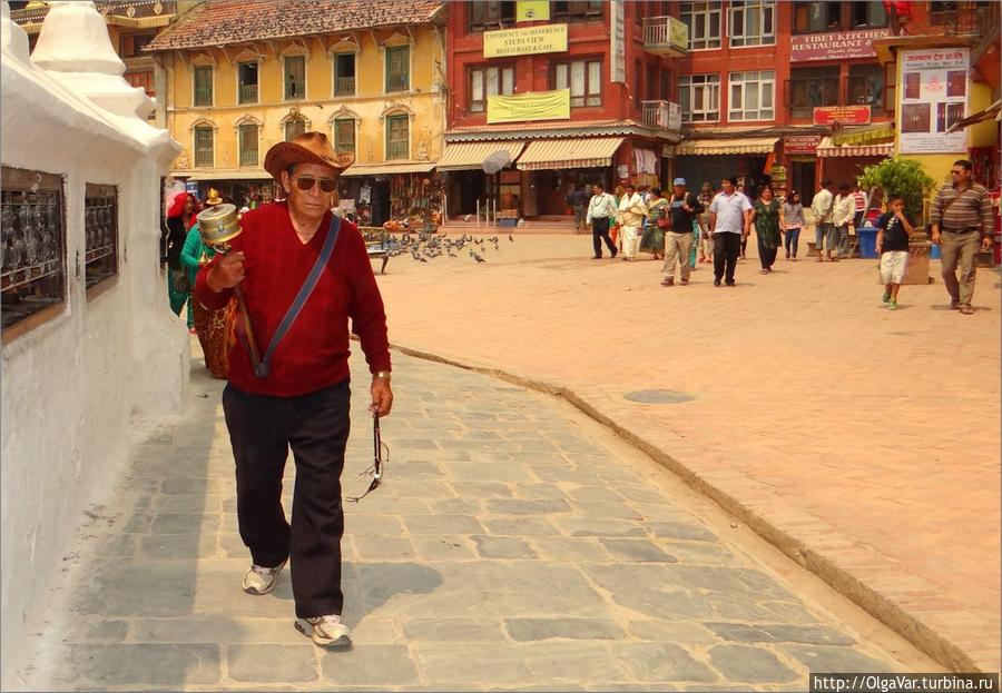 Круговорот людей вокруг ступы не прекращается ни на минуту. Это не просто вальяжная бессознательная прогулка, а совершение ритуального обхода – коры, сопоставимого с молитвой Катманду, Непал