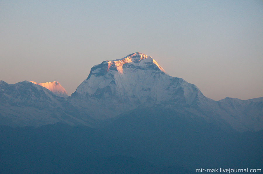 Горы пока еще подсвечивалась солнцем с обратной стороны. Непал