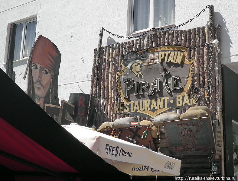 Кемерский Арбат — днем и ночью Кемер, Турция Кемерский Арбат — днем и ночью Кемер, Турция