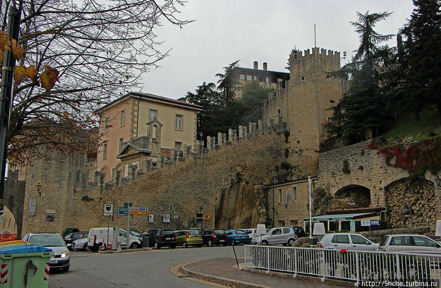 Внешняя стена, через арку в ней все желающие попадаю в город Сан-Марино, Сан-Марино