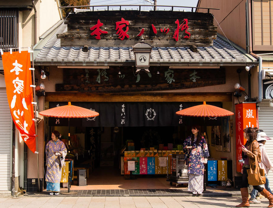 Закончив с Хориндзи и с мостом, перехожу на другую сторону реки и оказываюсь на главной туристической улице, где все магазины и еда. Киото, Япония