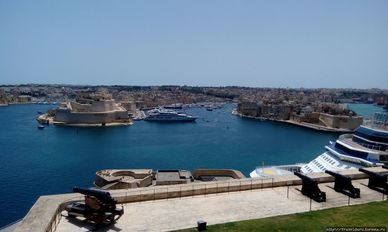 Форт Сант-Анджело города Биргу слева и город Синглея справа. Вид на них с обзорной площадки Валетты. Остров Мальта, Мальта