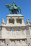Конная статуя короля Иштвана I — основателя венгерского государства.