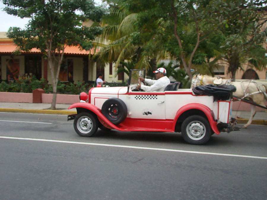 Ретро-автомобили острова Свободы Гавана, Куба Ретро-автомобили острова Свободы Гавана, Куба