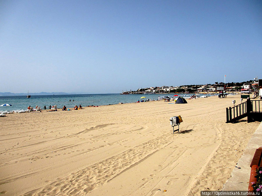 Золотой песок — пляж Алтынкум пока ещё совсем пустой. Дидим, Турция