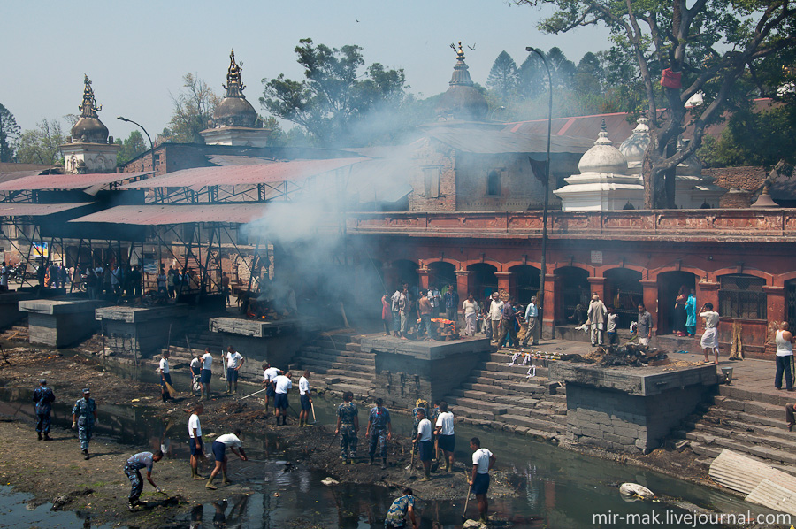 Здесь даже созданы специальные дома, куда приезжают люди дожидаться смерти, а после быть преданными водам священной реки Багмати, именно в Пашупатинатхе. Катманду, Непал