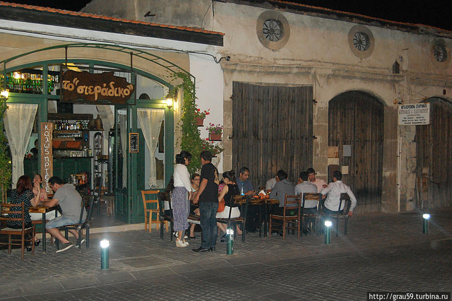Вечерний променад по центру Ларнаки Ларнака, Кипр