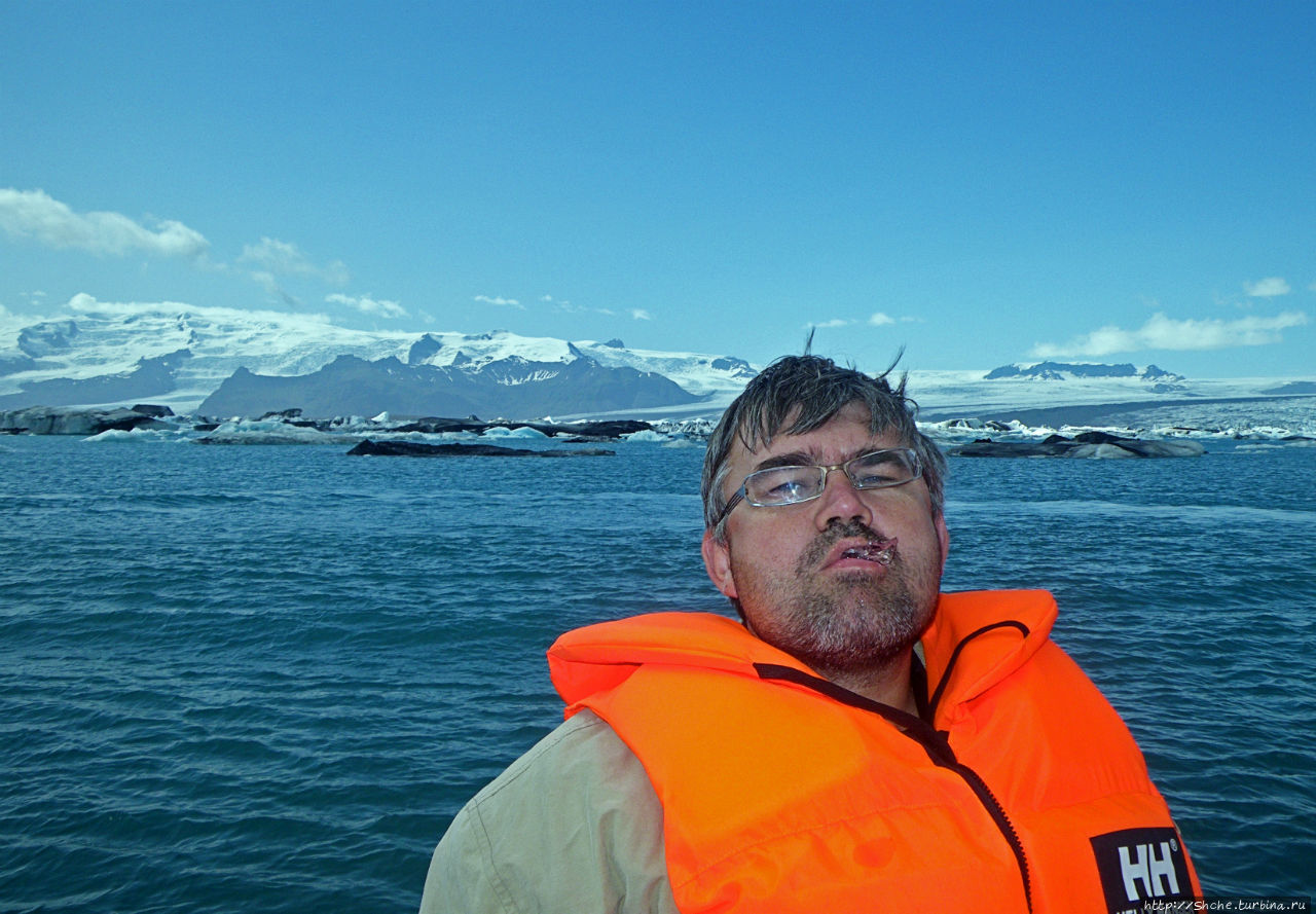 По лагуне причудливо-тающих льдов на плавающем авто-корабле Йёкюльсаурлоун ледниковая лагуна, Исландия
